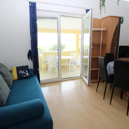 In Mit Eigenem Balkon By Interhome באסקה